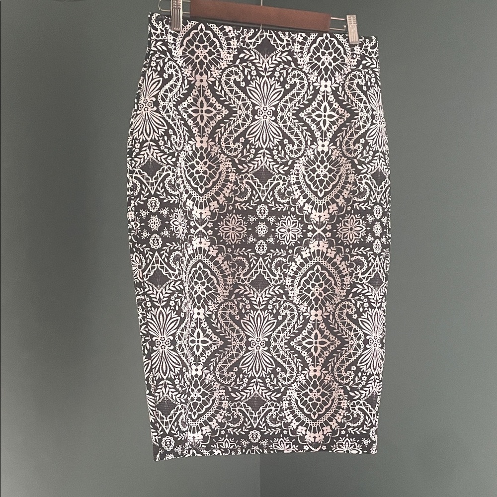 Roz & Ali Black and White Ornate Pencil Skirt
